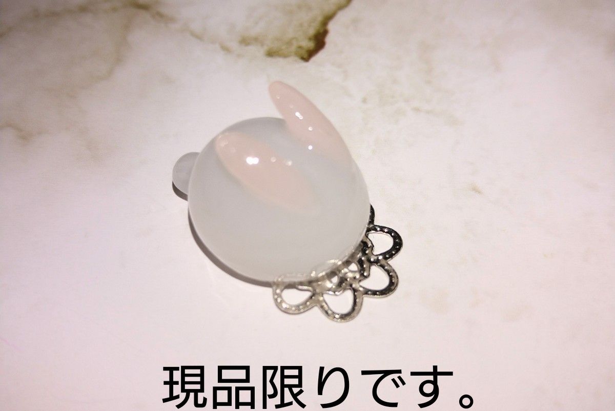 雪うさぎモチーフのマスクチャーム(ハンドメイド)レジン作品