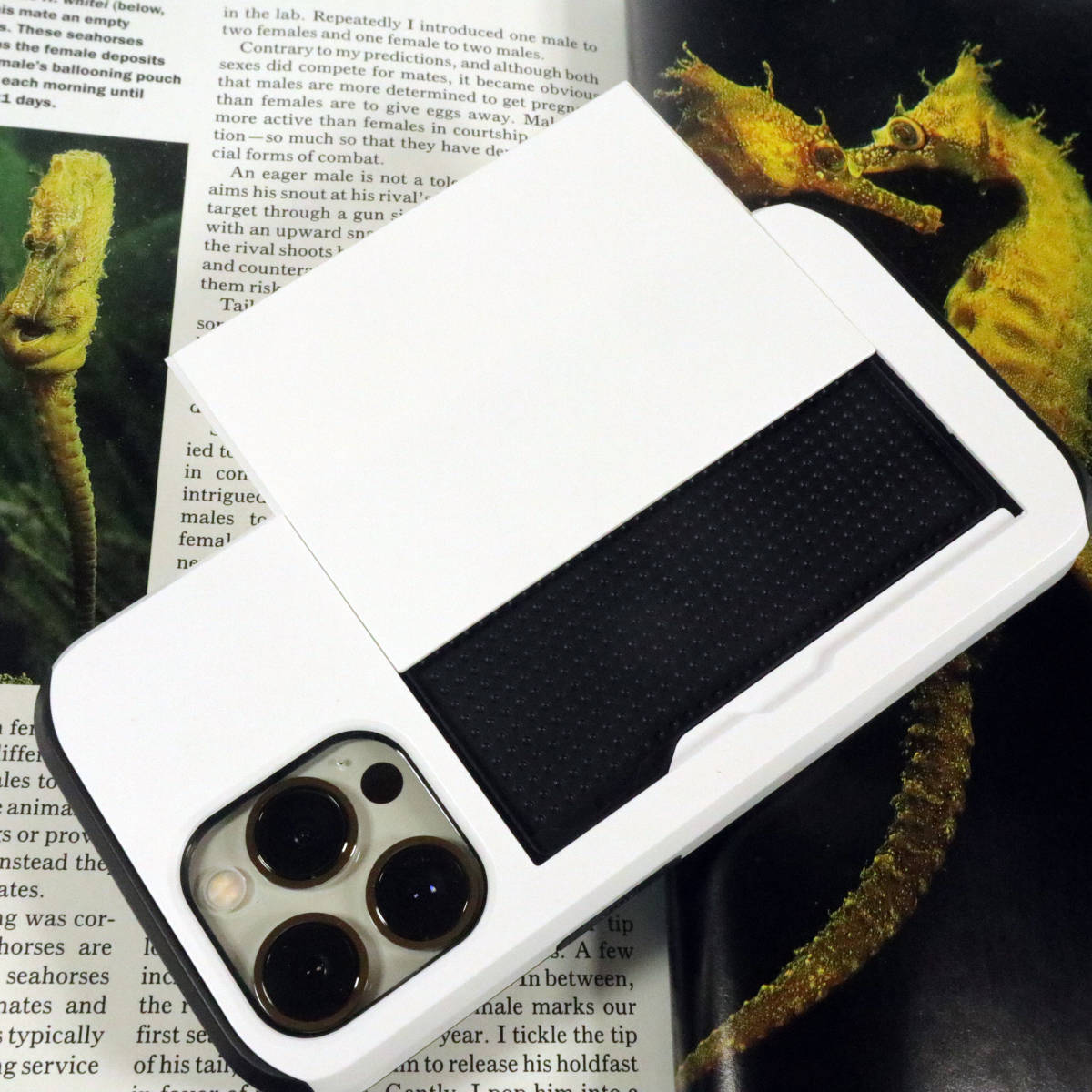 【国内発送・送料無料】iPhone13Pro用　ホワイト　背面カード収納　スマホケース　タッチ決済可能_画像2