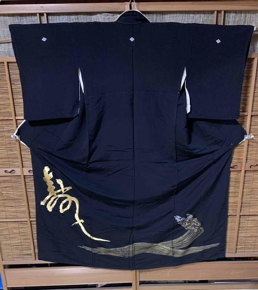 黒留袖 正絹縮緬地 比翼仕立て 金糸刺繍に寿柄と金銀箔の波柄 T23