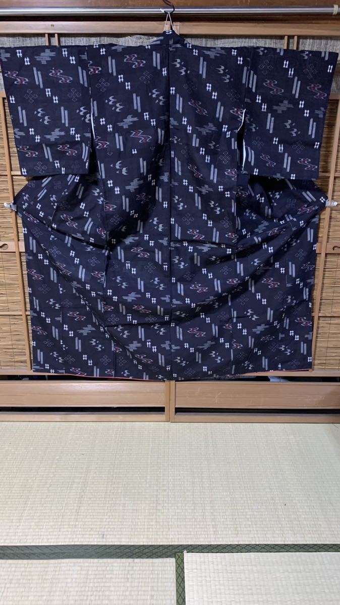 琉球絣綿着物 木綿生地 黒地に琉球絣絣 K165_画像1