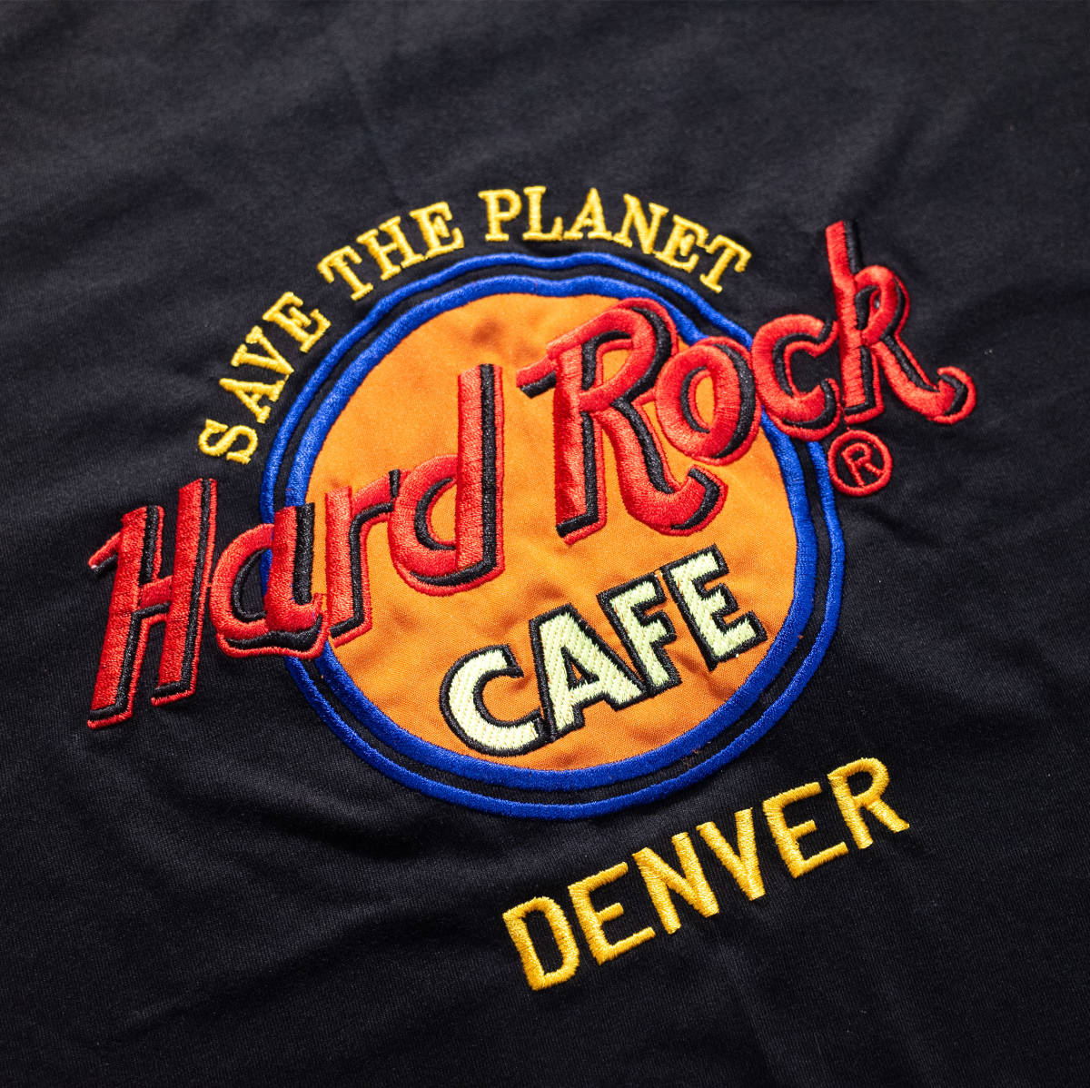【USA製】L / HARD ROCK CAFE DENVER ハードロックカフェ デンバー 刺繍入り クルーネック デカロゴ Tシャツ 黒 ブラック オレンジ 赤 美品の画像5