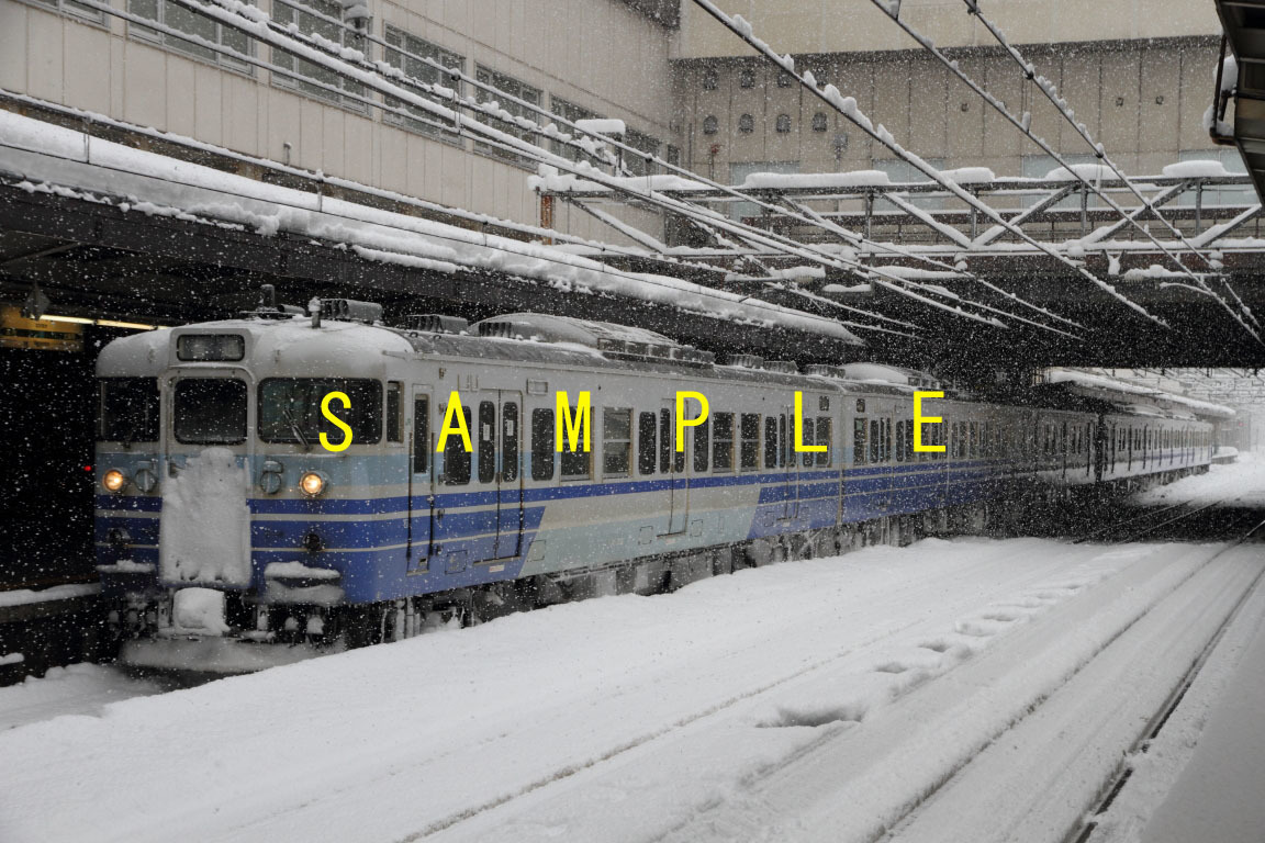 ☆00～10年代鉄道10jpgCD[115系新潟車新潟色・長野色・復活湘南色(長岡駅)、115系長野車長野・復活湘南色並び(直江津駅)]☆_DP28061