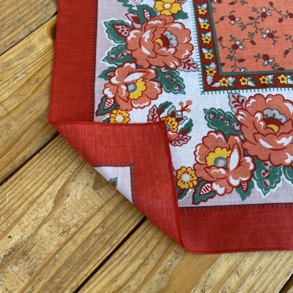  free shipping Vintage beautiful bandana floral print flower beautiful goods red orange Made in USA handkerchie America stock miscellaneous goods old clothes Vintage A0477