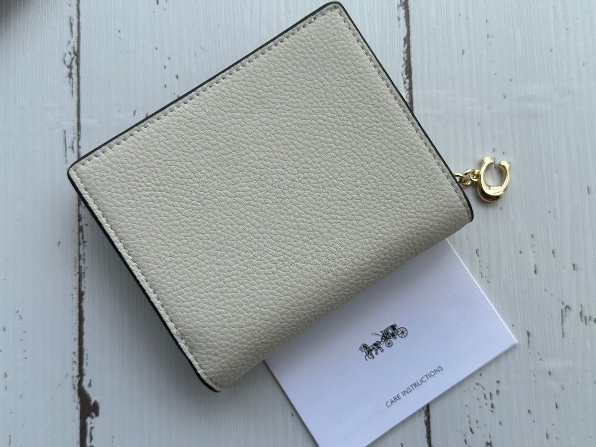 新品・未使用】COACHコーチ二つ折り財布お猫ホワイト可愛い 新品・未使用】COACHコーチ二つ折り財布お猫ホワイト可愛い