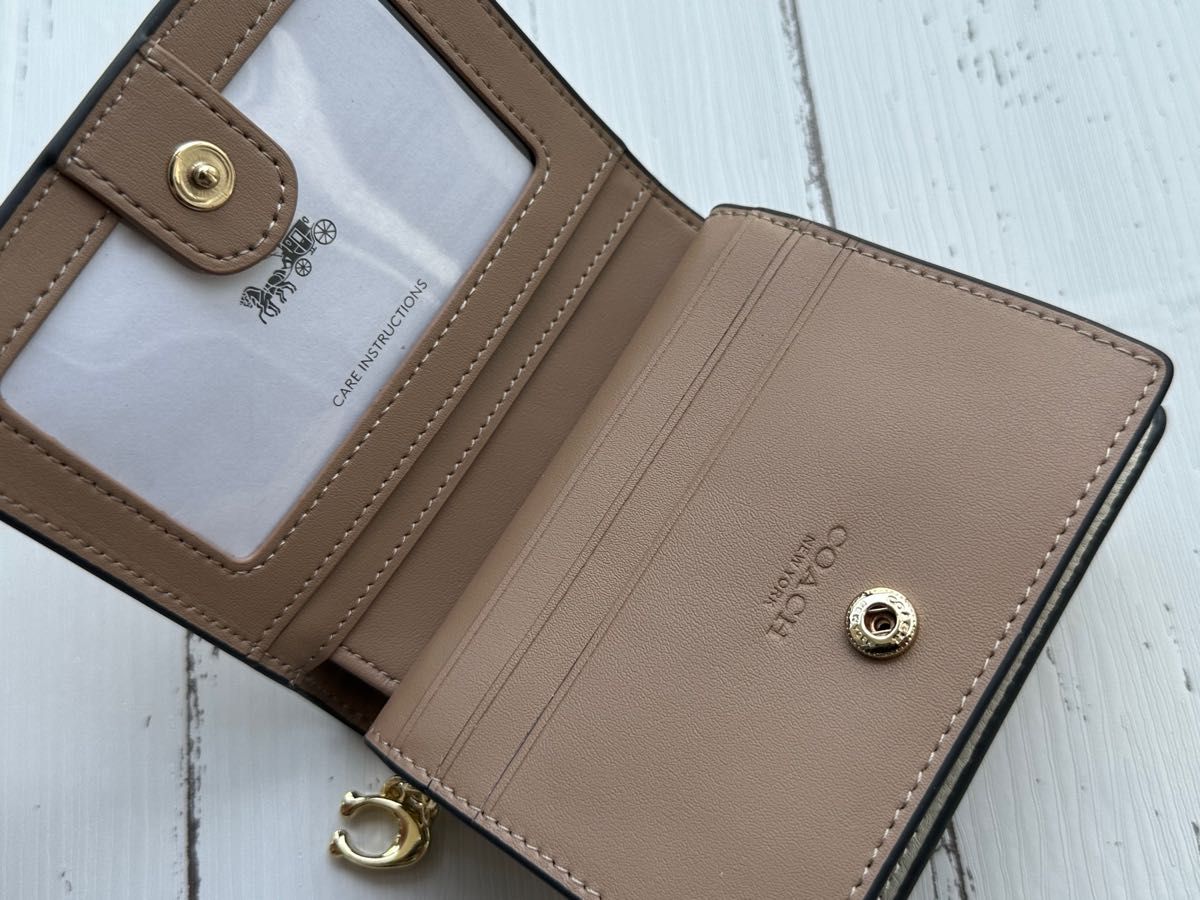 新品・未使用】COACHコーチ二つ折り財布お猫ホワイト可愛い 新品・未使用】COACHコーチ二つ折り財布お猫ホワイト可愛い