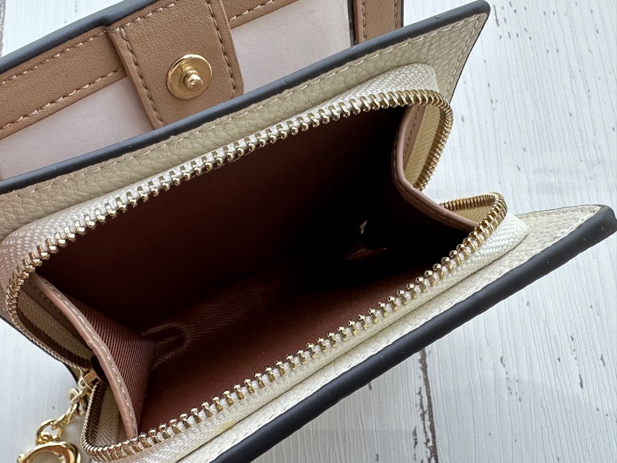 新品・未使用】COACHコーチ二つ折り財布お猫ホワイト可愛い 新品・未使用】COACHコーチ二つ折り財布お猫ホワイト可愛い