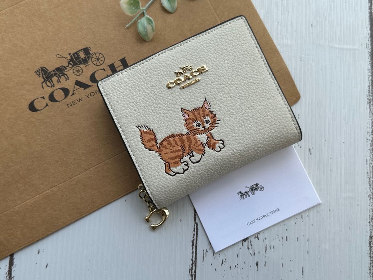 新品・未使用】COACHコーチ二つ折り財布お猫ホワイト可愛い 新品・未使用】COACHコーチ二つ折り財布お猫ホワイト可愛い