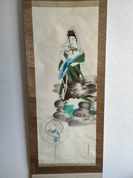 サイン入/署名入 落款あり 雲上観音菩薩図 真秋？ 掛け軸 掛軸/絵画/芸術品/美術品/アート/インテリア/縦:約182cm/横:約51cm/Z326040.2F_画像1