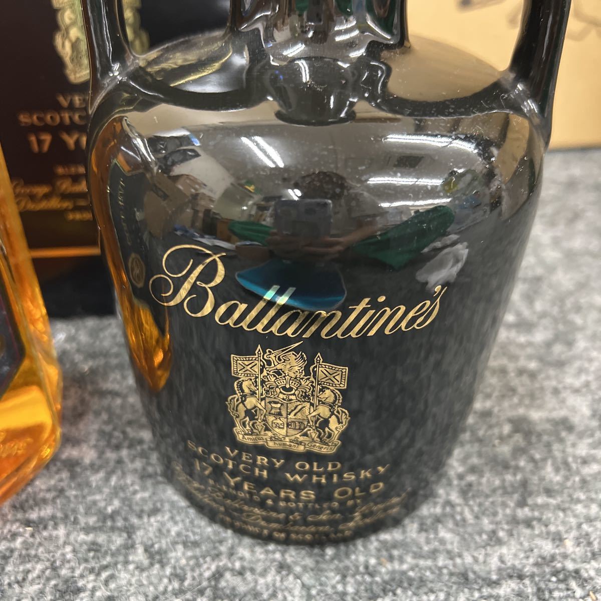 7. ★未開栓★ Ballantine's（バランタイン）2本セット / 12年 ゴールド シール / 17年 陶器ボトル 替栓付き　古酒 _画像5