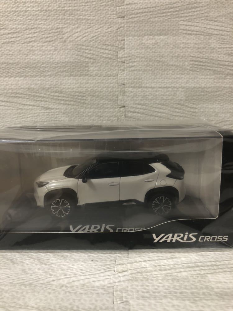 全てのアイテム ミニカー カラーサンプル ハイブリッド CROSS YARIS