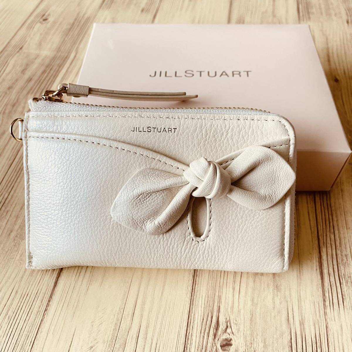 新品　ジルスチュアート　パスケース　リボン白　JILLSTUART 小銭入れ　定期入れ　財布　コインケース