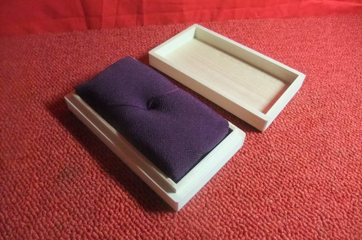 布団附き目貫箱又は小柄箱　紫色　新品未使用。 刀剣手入れ具鍔日本刀陸軍軍刀骨董品アンティーク０６_ 内部に布団を入れて保管します。