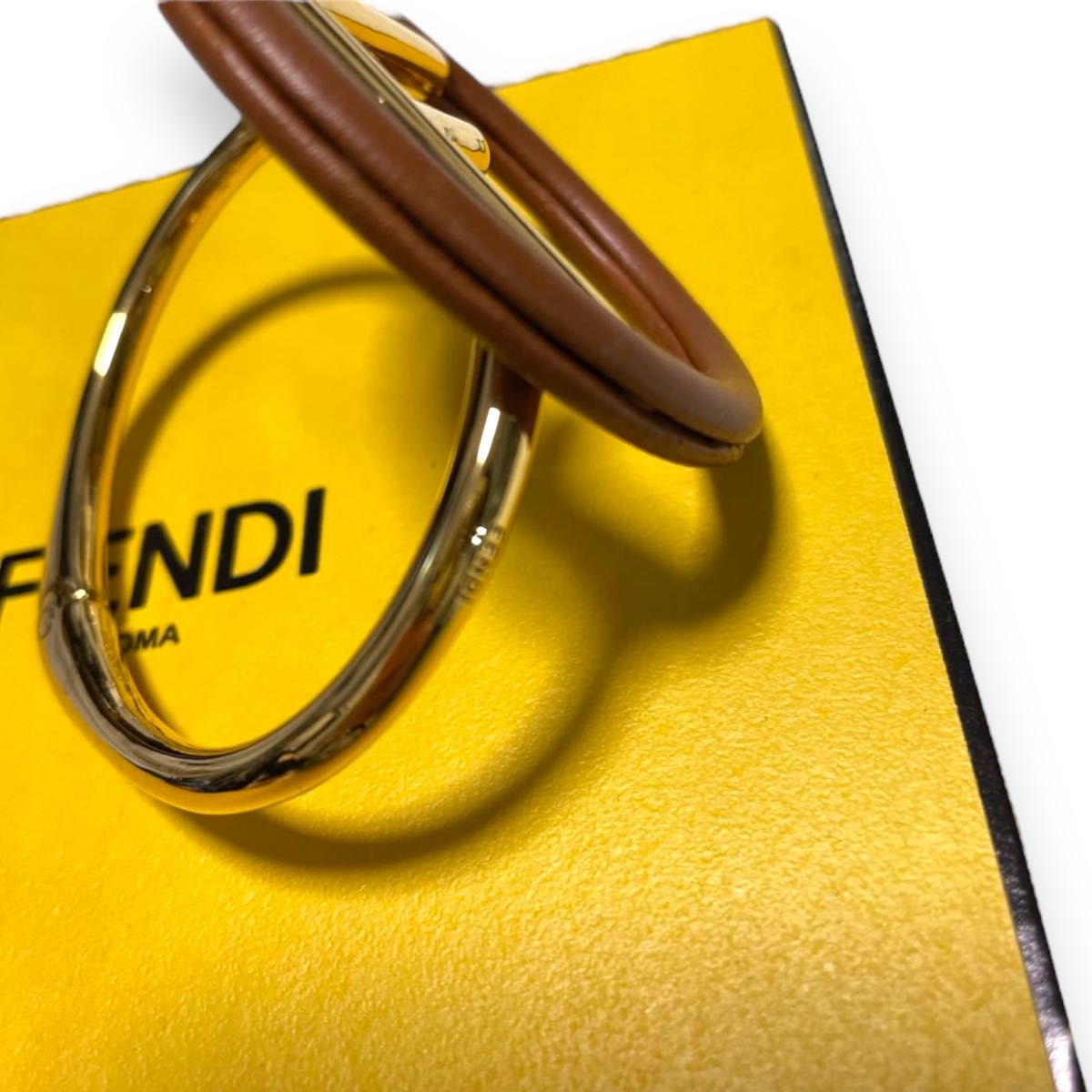 美品 FENDI フェンディ アイコンバングル　ブレスレット F is エフィズ　バングル レザー　ゴールド F ブレスレット