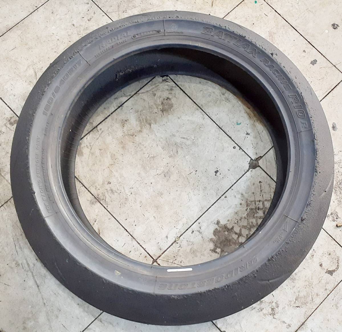 【中古タイヤパンク修理なし】ブリヂストン　BRIDGESTONE　BATTLAX RACING R10　180/640 R17　リア　直接引き取りOK（横浜市）_画像3