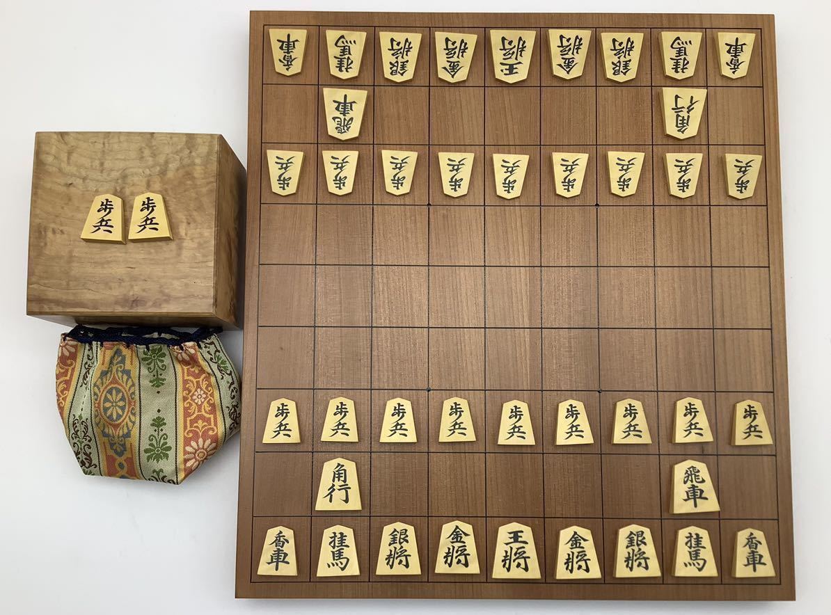 F 【 将棋・将棋駒 】淘水作 源兵衛清安書 彫埋駒 / 駒箱・駒袋付
