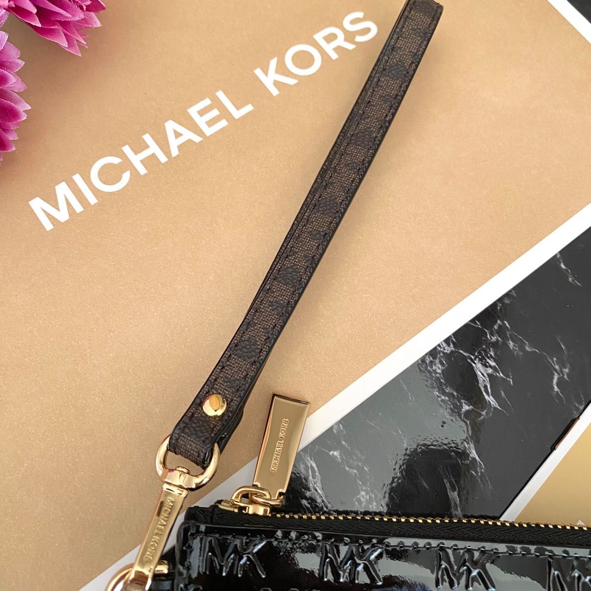 高級感のあるエナメル 新品 MICHAEL KORS マイケルコース 財布 黒