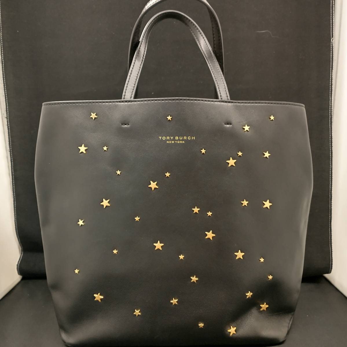 大幅値下げ トリーバーチ TORY BURCH 10005608 スタッズ付 バッグ スター ブラック トートバッグ_画像1