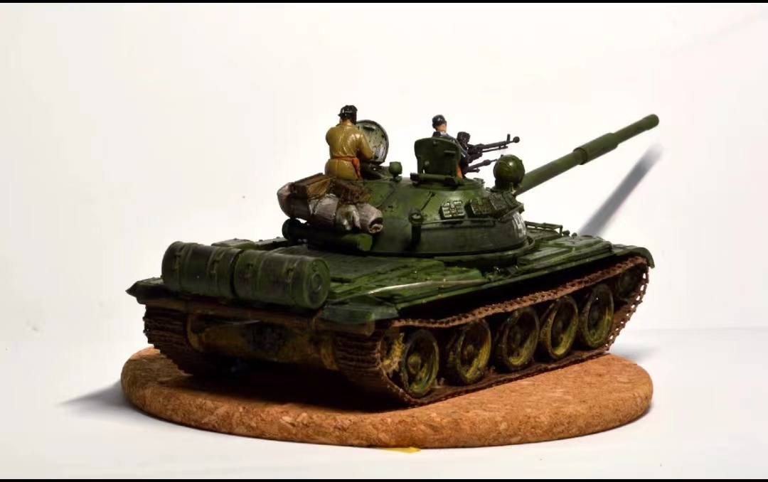 1/35 ソビエト 中型戦車 塗装済完成品 第二次世界大戦 フィギュア人形兵士付き_画像3