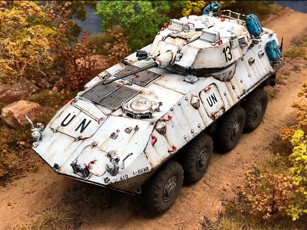 1/35 アメリカ LAV-25 軽型装甲車両 塗装済完成品