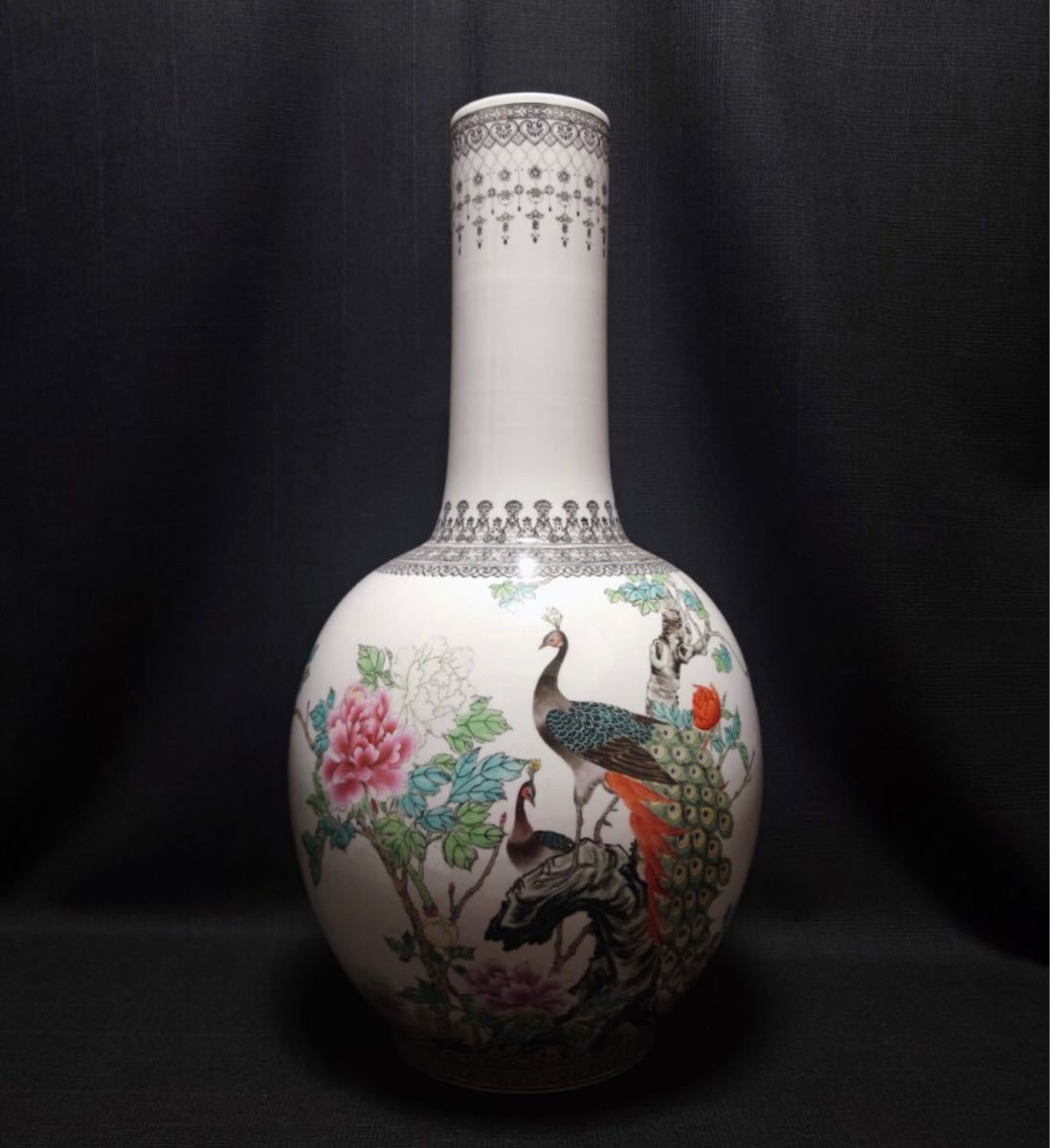 中国美術粉彩色絵牡丹孔雀紋天球瓶高さ：56cm 大清乾隆年製款
