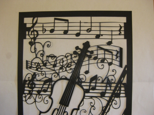 切り絵　音符に楽器：バイオリン　（他の楽器に変更も可）_五線に文字を乗せるのも可