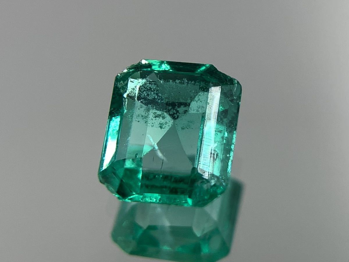 今日の超目玉】 宝石ソーティング付き 天然 エメラルド（緑色） 0.548