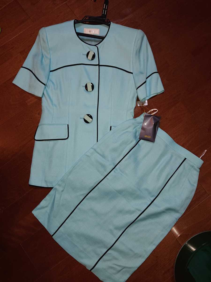 【オープニングセール】 9号　銀座マギー　7.2万円　新品　夏物スーツ　素敵　水色 ひざ丈スカート