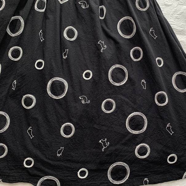 猫 刺繍 フレアスカート 丸ドット　水玉　コットン綿　ネコ ねこ 　ロングスカート　黒ブラック　 F 　フリーサイズ　_画像4