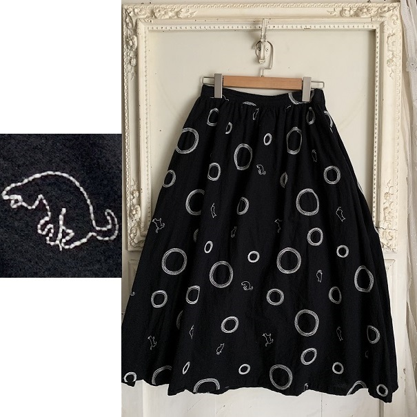 猫 刺繍 フレアスカート 丸ドット　水玉　コットン綿　ネコ ねこ 　ロングスカート　黒ブラック　 F 　フリーサイズ　_画像1