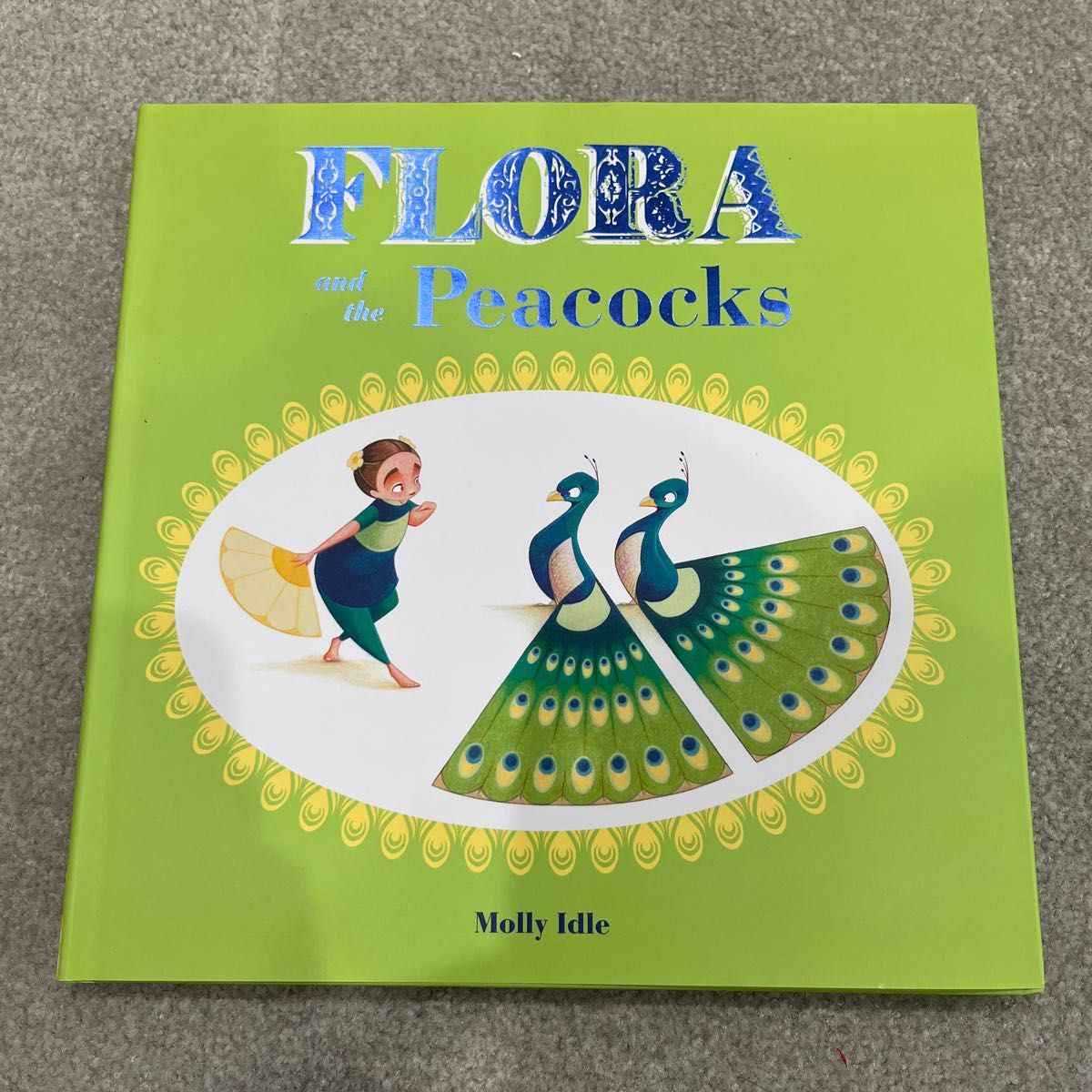新品　英語の絵本　Molly Idle Flora and the Peacocks