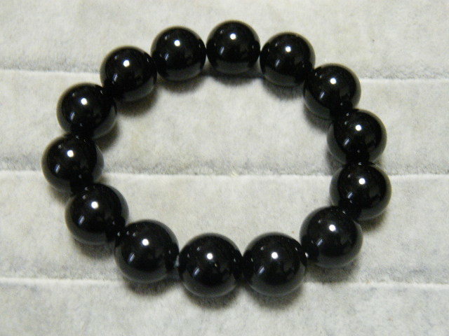 92030. onyx menou.. color stone approximately 13.5~14mm bracele stock disposal 