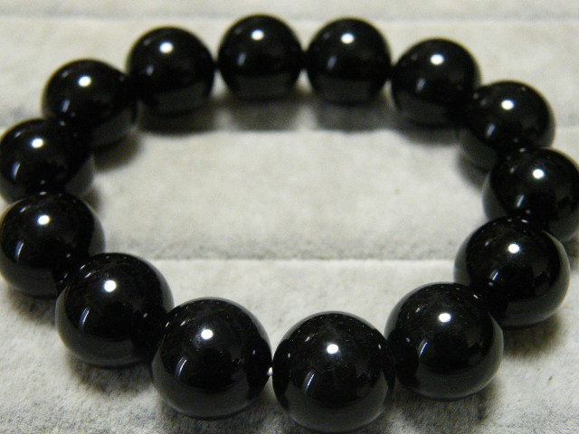 92030. onyx menou.. color stone approximately 13.5~14mm bracele stock disposal 