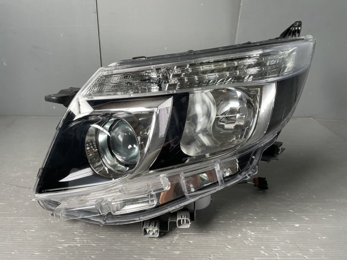 TOYOTA ノア/エスクァイア ZRR80G/ZRR85G 前期 純正左LEDヘッドライト