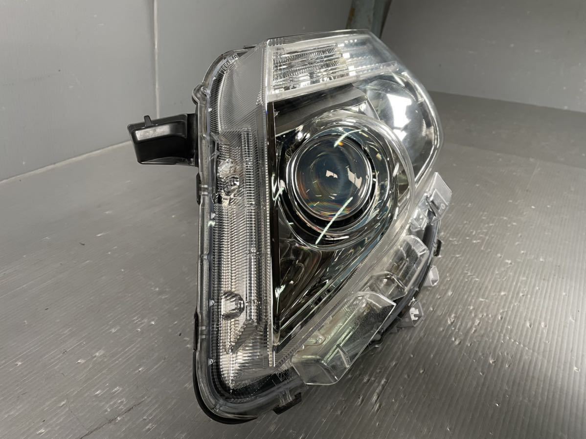 TOYOTA ノア/エスクァイア ZRR80G/ZRR85G 前期 純正左LEDヘッドライト