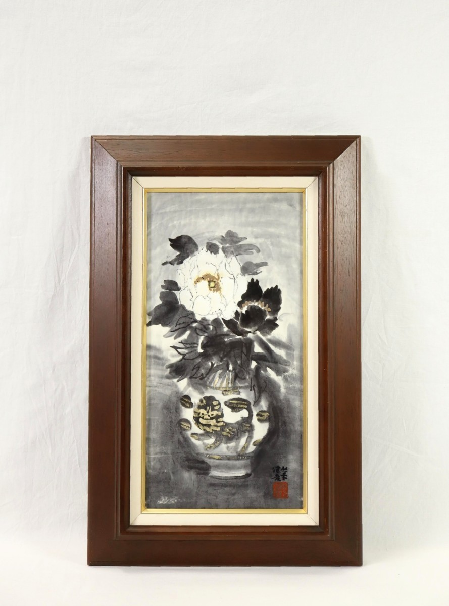 杉本健吉 鳴海製陶板「牡丹図」画寸 22cm×43cm 愛知県名古屋市出身 国画会会員 岸田劉生に師事 唐獅子が描かれた水差しに白の富貴花 7572