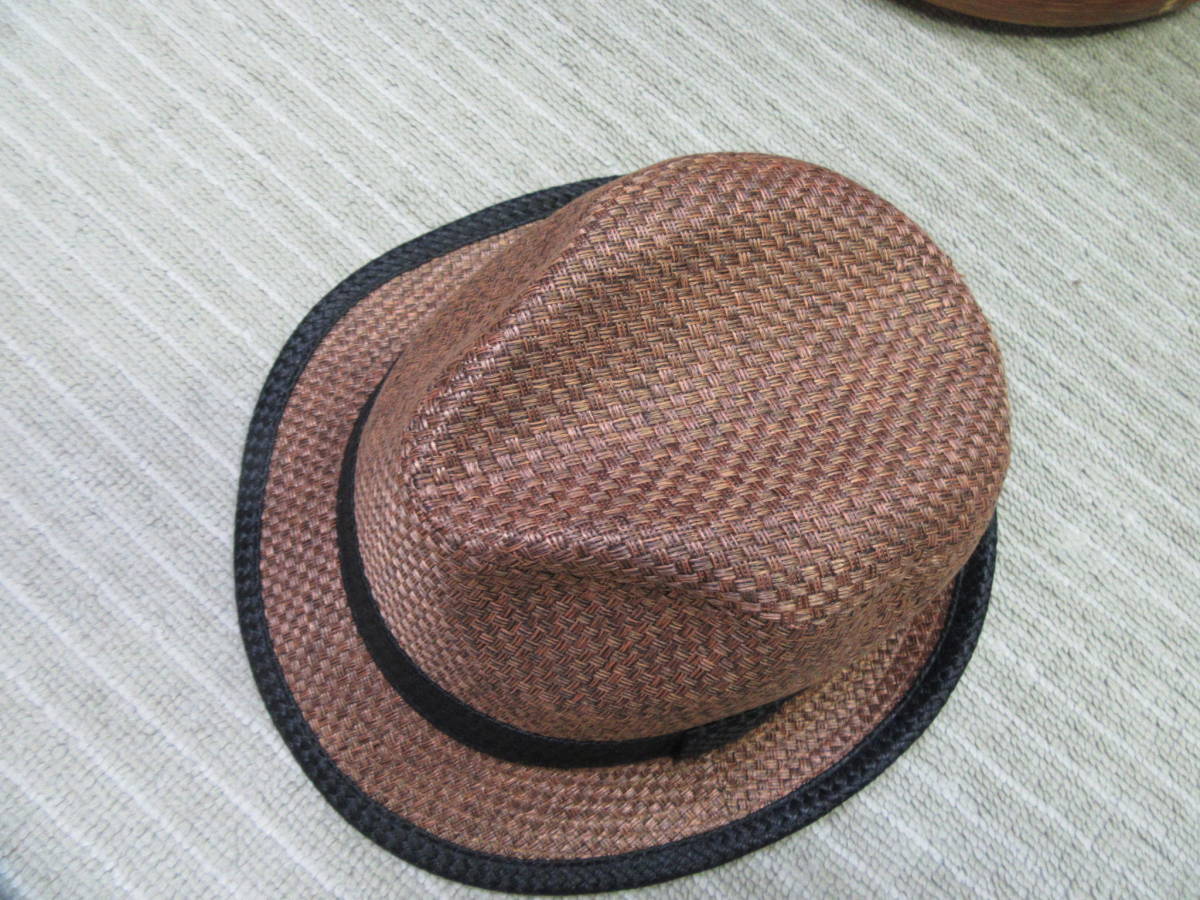 おしゃれ帽子　ベージュ系ポリエステル100％　黒いリボン（3㎝幅）と黒い縁取り（1㎝幅）　しっかりした作り　中古美品　_画像3