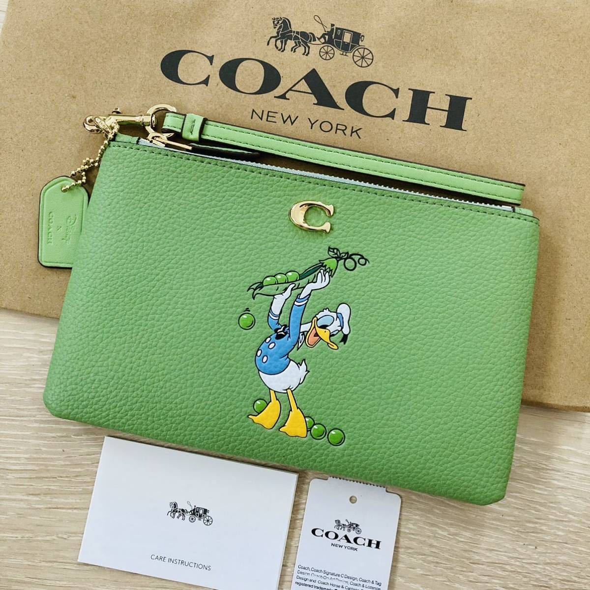 ★ COACH コーチxディズニー限定コラボ　ポーチ　CH499 リストレット　グリーン ドナルドダック　小物入れ 緑 キーホルダー ★ラ