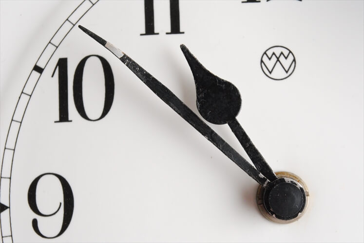 ドイツ製 ヴィンテージ 陶器の壁時計 北欧タッチのかわいい絵付け 電池式 壁掛け時計 セラミック キッチンクロック アンティーク_ig3290