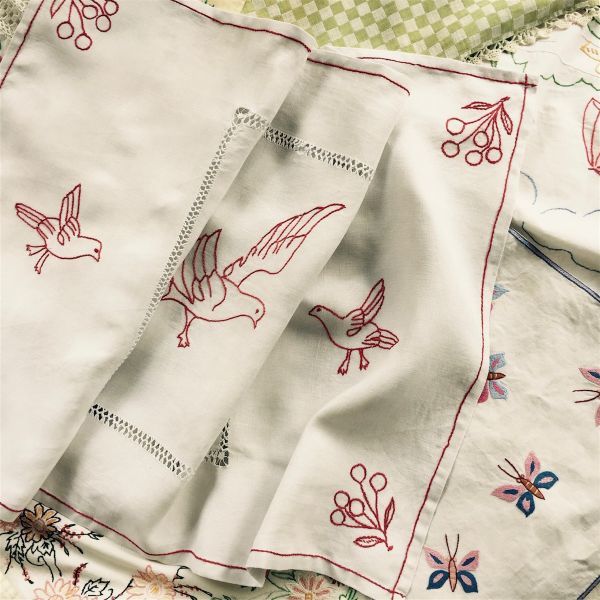 85x52cm フランスアンティーク リネン 幸福の鳩とおとぎ話的テーブルセンター カーテン 手刺繍手縫 刺繍 ヴィンテージ レース ハンドメイドの画像1