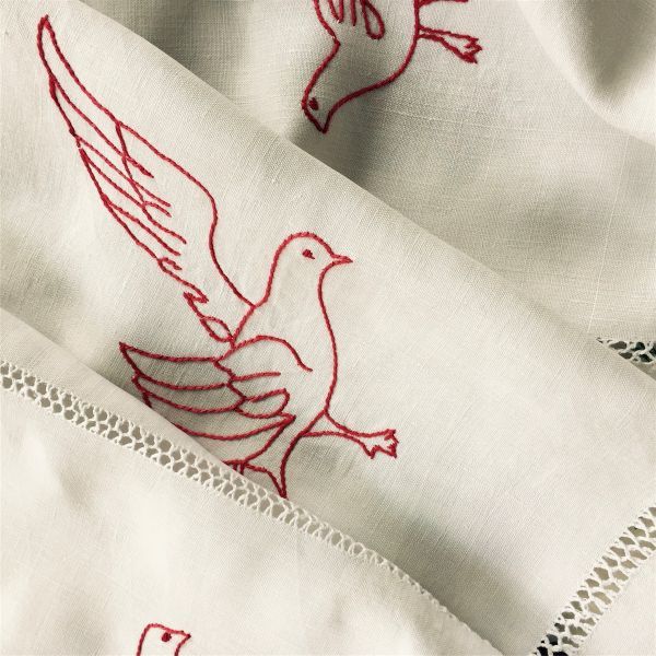 85x52cm フランスアンティーク リネン 幸福の鳩とおとぎ話的テーブルセンター カーテン 手刺繍手縫 刺繍 ヴィンテージ レース ハンドメイド_画像5