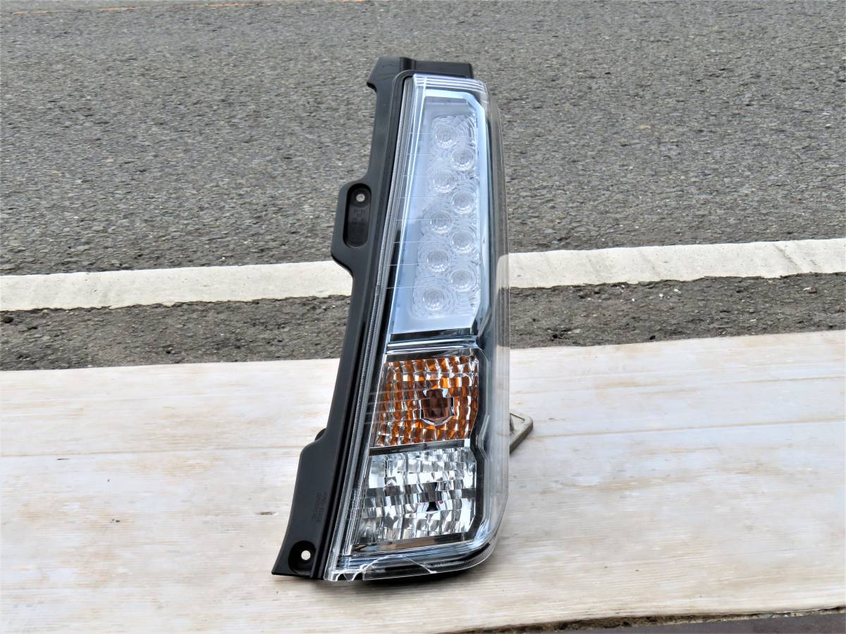 H26 DAA-MH44S MH34S ワゴンR スティングレー 後期 wagon R 純正 右側 LED テールランプ / 35603-72M1R / レンズ割れ有り！ジャンク品_画像1