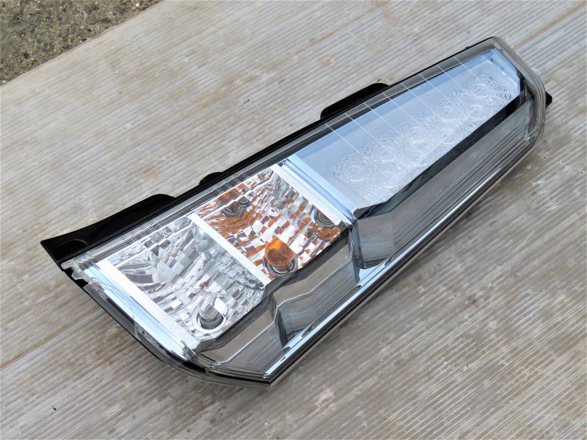 H26 DAA-MH44S MH34S ワゴンR スティングレー 後期 wagon R 純正 右側 LED テールランプ / 35603-72M1R / レンズ割れ有り！ジャンク品_画像5