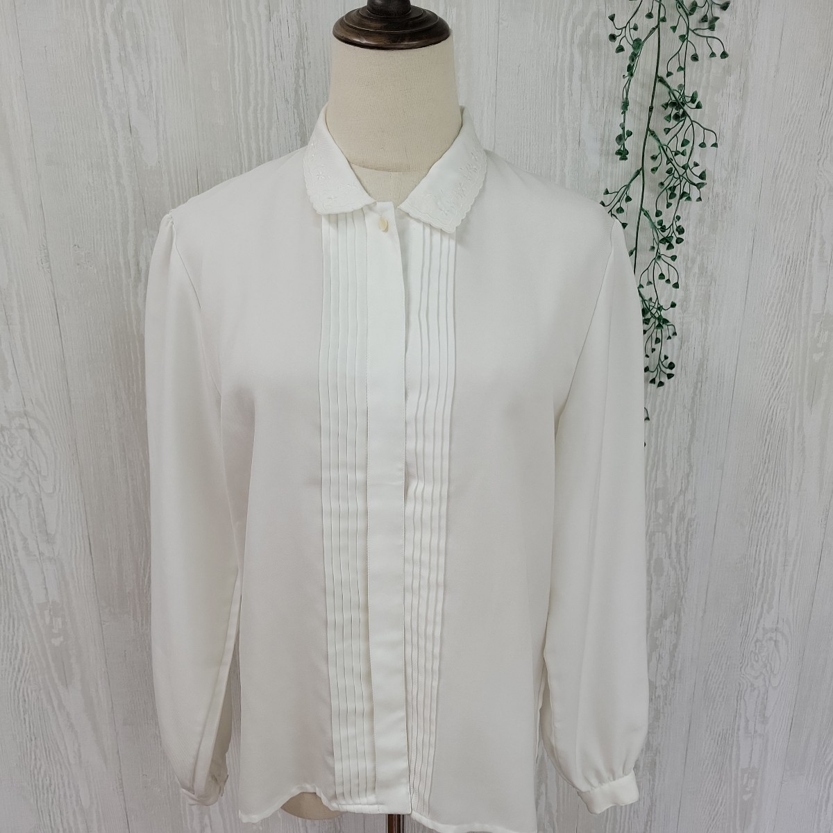  Showa Retro PlayHouse pin tuck blouse long sleeve 9 number collar embroidery eggshell white easy size Vintage old clothes lady's tops 