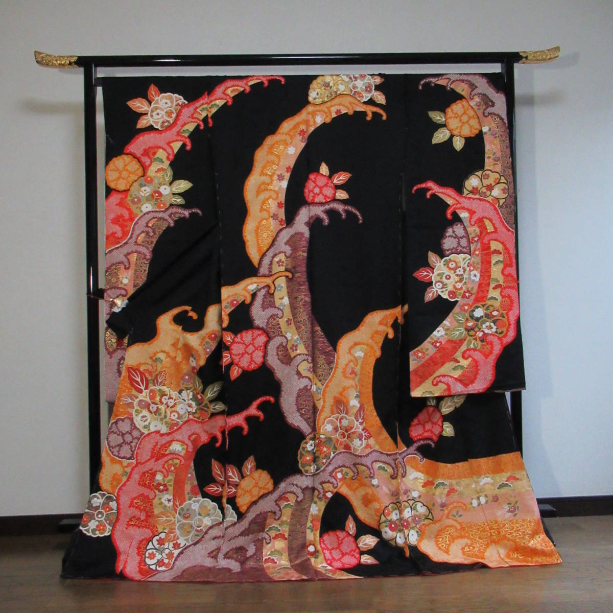 F0006 古典柄 振袖 展示品 絹 100% 仮絵羽 未仕立て品 黒地 | inmano