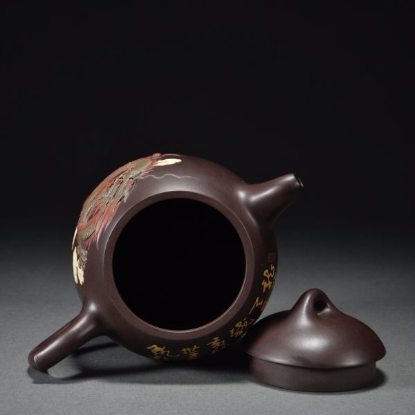 瓏】紫砂彫 堆疊龍戲珠茶壺 在銘 清時代 中国陶磁器 後手急須 茶壷