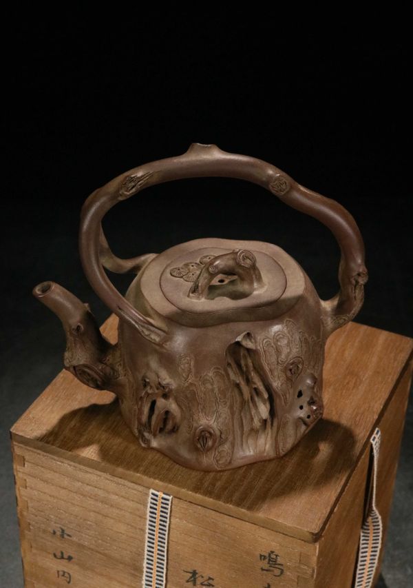 瓏】紫砂彫 松パイル壺 鳴遠銘 清時代 中国陶磁器 後手急須 茶壷