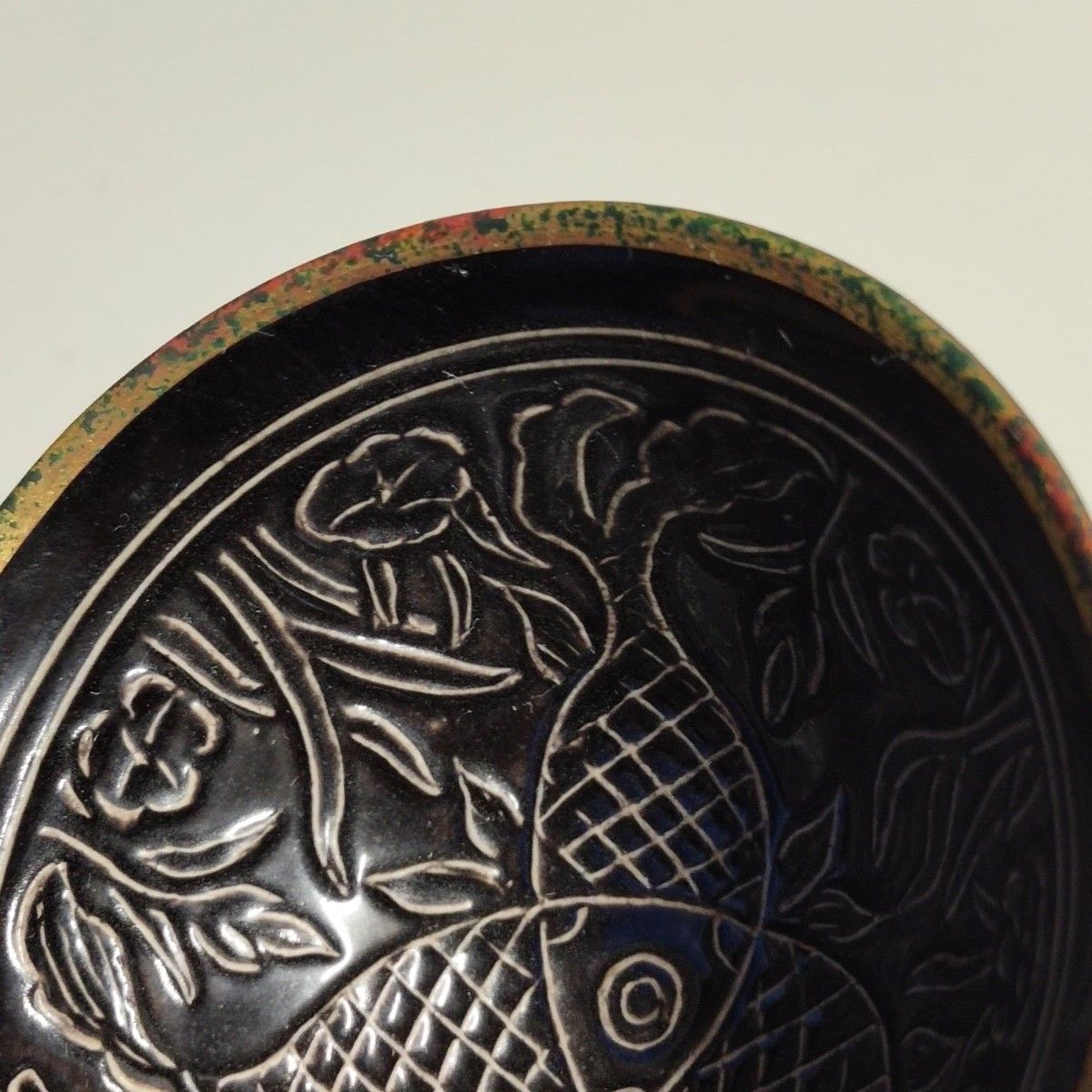 唐物古磁 定窯黒釉 銅包辺 三連魚紋 満工薄胎 蓮台茶碗 名窯の魁 唐物古磁 定窯黒釉 銅包辺 三連魚紋 満工薄胎 蓮台茶碗 名窯の魁