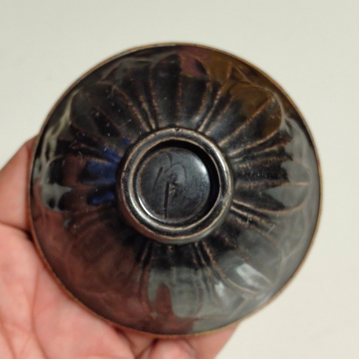 唐物古磁 定窯黒釉 銅包辺 三連魚紋 満工薄胎 蓮台茶碗 名窯の魁 唐物古磁 定窯黒釉 銅包辺 三連魚紋 満工薄胎 蓮台茶碗 名窯の魁