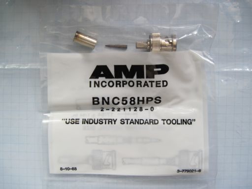 B0009　AMP　BNC コネクタ プラグ　2-221128-0　BNC58HPS　圧着接続　未使用品ですが長期保存品　黒ずみ、変色等々あります　1個セット_画像1