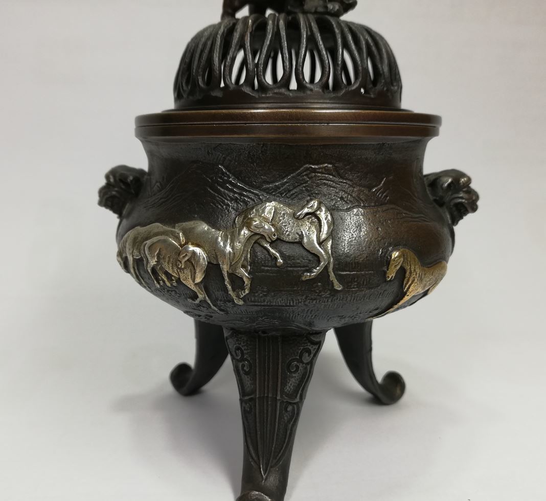 香炉 三つ足 銅製 香道 金属工芸 金属象嵌 獅子蓋 双獣耳 馬細工 共箱_画像3